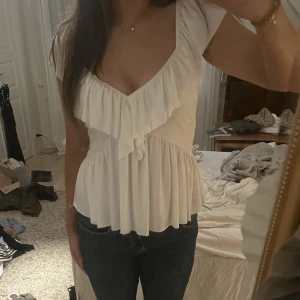 Zara vit topp - Jätte fin vit zara topp i storlek 36 men passar även större storlekar. Nästan aldrig använd, bra skick. 