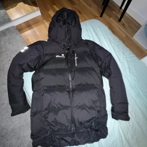 Sail racing jacka - Sail racing jacka använd sen 2022, den är köpt från stadium och kostade runt 3800kr  den har inte krympit så mycket men däremot är inte så stor men mest bred, dm för mer bilder.