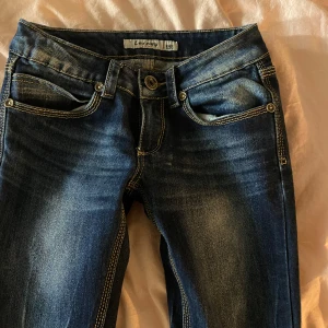 Jeans - Så snygga lågmidjade och moderna jeans med coola och unika detaljer, snygg färg, passar dock tyvärr inte mig:( storleken står ej men skulle säga xxs