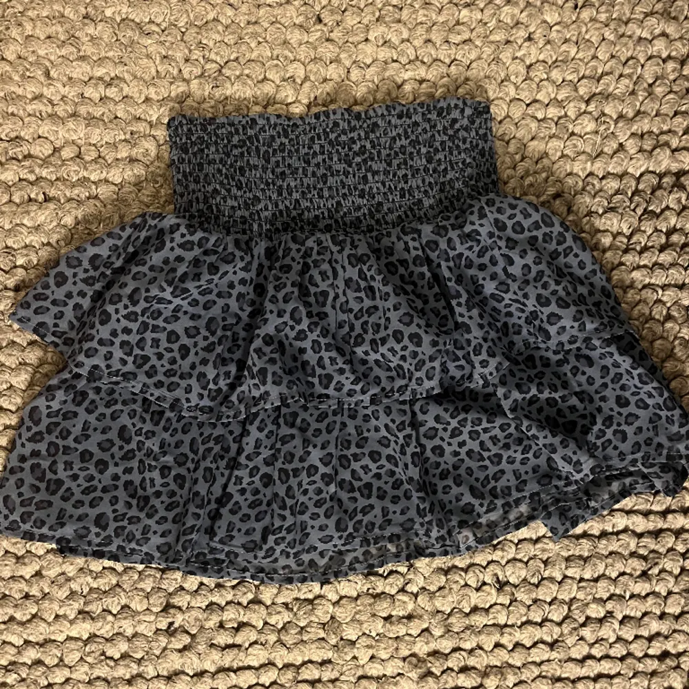 Säljer denna kjol från Kappahl!! Med superfint leopardmönster, men har dock blivit för liten. Storlek 146/152, men passar de som har xxs-s💘använd ett fåtal gånger, därav väldigt bra skick⭐️pris kan diskuteras . Kjolar.