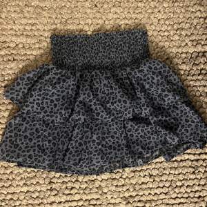 Säljer denna kjol från Kappahl!! Med superfint leopardmönster, men har dock blivit för liten. Storlek 146/152, men passar de som har xxs-s💘använd ett fåtal gånger, därav väldigt bra skick⭐️pris kan diskuteras 