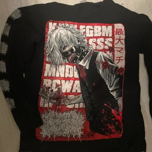 xavle long sleeve  - Säljer denna fina tröjan med Tokyo ghoul tryck. Har små bruna blek-fläckar på ryggen.  Storlek M. Passar alla kön. 