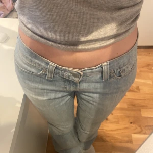 Levis boot cut jeans  - Ett par jättesnygga jeans från Levis! Dem är lågmidjade och bootcut 💗 Köpta längesen så tror inte det går att få tag på men superbra skick 💗 Priset går att diskutera men kontakta privat 💗💗 