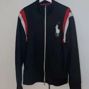Polo Ralph Lauren zip  - En äldre zip  Inte använd på länge  Skick 10/10  