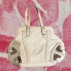 Y2K Vit Väska - Väldigt fin väska men förvånade mycket utrymme där man får plats med verkligen allt! Super fin, skicket är okej eftersom den är lite gammal. Kom gärna med frågor!!