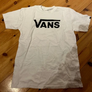 Vans t-shirt - Säljer min super fina Vans t-shirt i super fint skick. 🤍