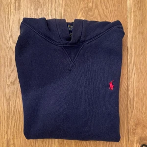 Polo Ralph Lauren hoodie  - Fin och skön Hoodie utan defekter, säljer för att den sitter lite liten (Jag brukar har typ m).
