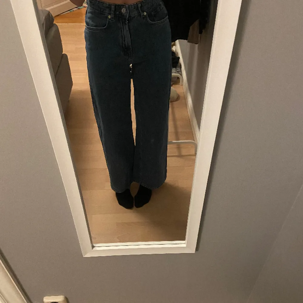 Hej! Jag säljer ett par mörk/ljusblåa jeans från NA-KD. Jag är ca 173 och slutar precis vid vaden och är i storlek 36 men jag upplever den lite mindre i storlek. Dessa jeans är inköpta för 599kr och är använda mycket sparsamt typ 5 gånger. . Jeans & Byxor.