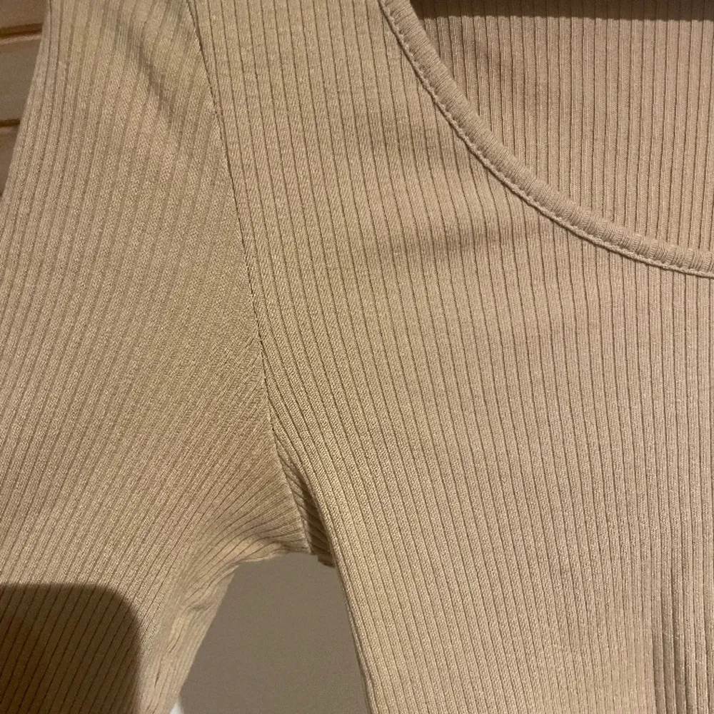 En trekvarts långärmad tröja, sitter fint på och har en beige/brun färg, nästan inte använd och har ett bra skick. 🫶🏻. Tröjor & Koftor.
