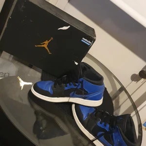 Jordan 1 - Hej säljer mina jordans det e äkta köpte det på restocks för 2000 kr lite använda bra skick  