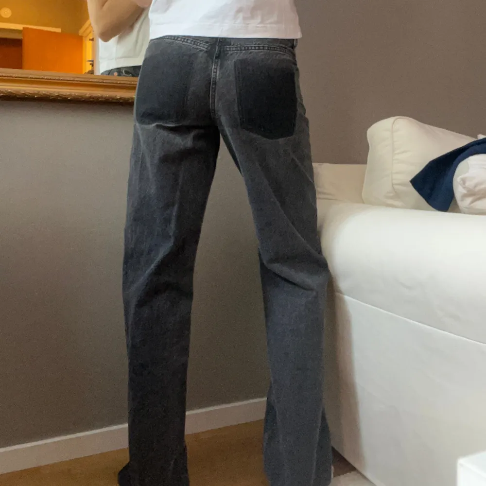 Sjukt snygga raka jeans från Zara! . Jeans & Byxor.