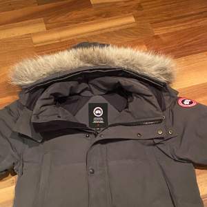 Tja folket! Nu säljer jag min canada goose som jag har tröttnat på som är i 8/10 skick ett ända problem jackan har är att dragkedjan går inte o stänga på höger sida av jackan men som går o fixa hos en skräddare billigt varm och skön 1.1 kopia!👍🏻✅