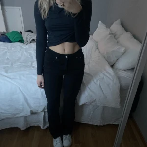 Gina tricot Jeans - Säljer mina svarta bootcut jeans ifrån ginatricot med midwaist. De är inte använda speciellt mycket, då jag har ett par andra likadana. Har klippt av benen så de passar mig som är runt 162