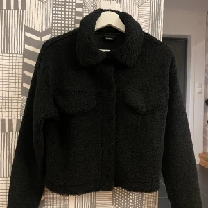 Teddy jacka - Super skön Teddy jacka från Gina Tricot💗aldrig använd, köpte för 400kr🙌🙌