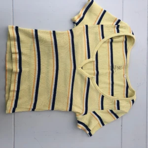 Urringad T-Shirt  - Säljer min urringade T-Shirt då den inte kommer till användnig längre. Använd väldigt få gånger och i bra skick. Skriv för intresse av fler bilder. 