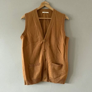 Sjukt snygg stickad väst  - En helt stört fin stickad ullväst i typ toffeebrun. Helt och hållet wow. Skulle passa en S-L, kanske bäst på en M. Unisexplagg deluxe och så himla mjuk. 