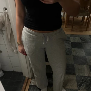 GRÅ LÅGMIDJAD MJUKIS🩶 - Dom snyggaste Lågmidjade och raka mjukisbyxorna från Bik Bok! Nyskick! Säljes pga för korta för mig!