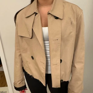 Vintage trenchcoat - Vintage trenchcoat som är köpt i en secondhandbutik i Stockholm. Märket som står i är United colors of Benetton. 