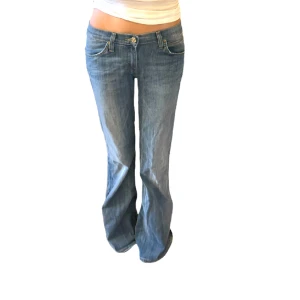 Lågmidjade bootcut jeans - Midja 72 innerben 78💞 så fina, lite för långa för mig