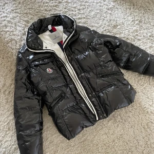 Vintage moncler jacka - Säljer då den inte kommer till användning längre🎀 köpt här på plick  Pris går att diskutera vid snabb och smidig affär