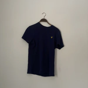 Mörkblå lyle & scott t shirt - Mörkblå lyle & scott t shirt i bra skick. Hör av er angående intresse!