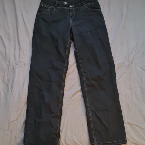 Byxor - Svarta regular fit byxor av Zizzi i gott skick. Stretchiga, storlek 46. Originalpris 699.