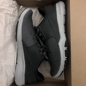 Helt nya Nike skor - Helt nya Nike skor till salu. Nypris 1199 kr. Namn på skorna: Nike Flex Control TR3 'Anthracite' AJ5911-010 Jag har fler bilder om ni önskar det.  Se länk:  https://www.kickscrew.com/products/nike-flex-control-3-aj5911-010