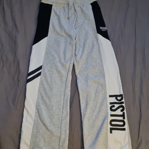 Mjukisbyxor  - Mjukisbyxor i hög kvalité av märket Elly Pistol. Vida, raka och högmidjade i storlek L.