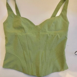 korsett topp  - grön korsettliknande topp! själva ”pinnarna” eller vad man ska kalla dom är lite böjda men syns ej när den är på🫶🏼🫶🏼 skriv för fler bilder!!!
