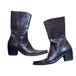 vintage cowboy inspirerade boots - snygga boots. Strl 37 men passar mig som har 38 också. Köparen står för frakt. 🤎