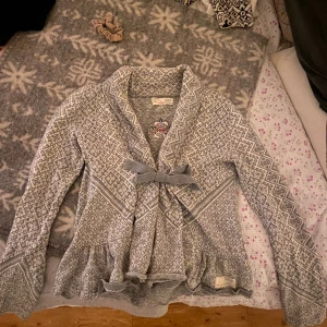 Odd Molly kofta - En grå/vit Odd Molly kofta där knytningen sitter i mitten. Storleken är 1 vilket motsvarar S💓