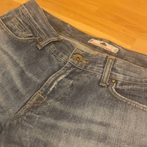 Snygga lågmidjade jeans - Storleken är mellan 38,38.  Jättefina lågmidjade jeans nypris 1200 Är ett par år gamla men nästintill oanvända. Hon på bilden är 168