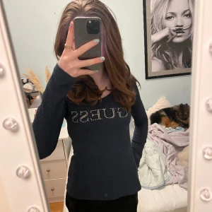 Säljer en guess tröja som är i nysick! - Säljer en Guess tröja. Har nästan aldrig använt och den är i ny sick. Den är i storlek S och sitter bra. Som ny kostade den runt 700-800kr och du får den för ett jätte bra pris med tanke på att den nästan är som ny! 