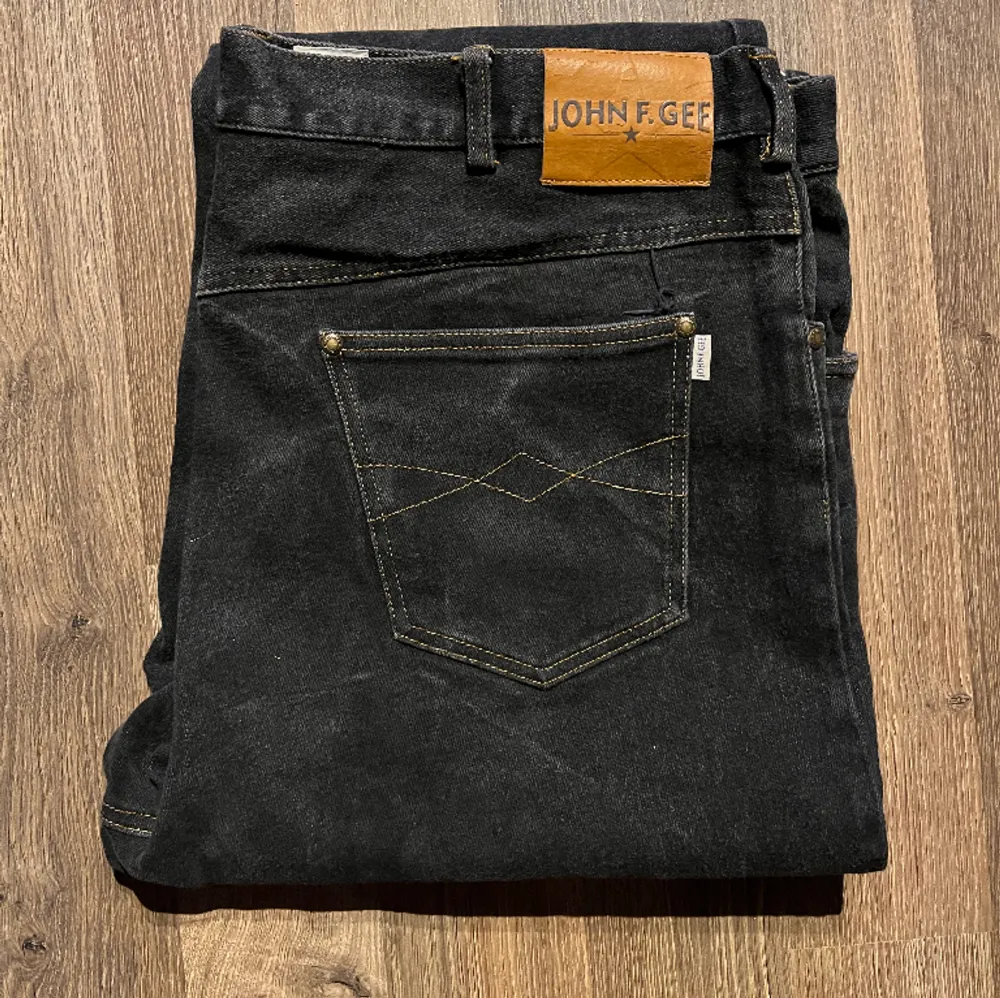 Hej! Säljer nu dessa snygga svarta jeans med orangea sömmar. Byxorna är aldrig använda. Hör av dig vid intresse:). Jeans & Byxor.