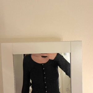 Svart kofta - Kofta från Nelly strl S. Ett litet hål vid slutet på ärmen🫶