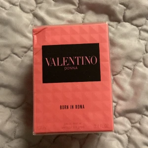 Valentino, born in roma - Supergoda Valentino donna born in roma parfymen i 100ml🎀  Säljer då jag har två stycken. förpackningen är helt oöppnad och har plastförseglingen kvar.