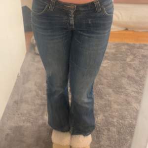 Lee jeans i jätte fint skick, storlek 34/36 passar båda storlekarna 🥰