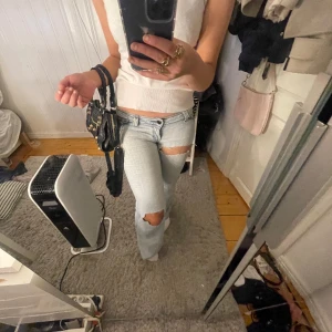 Ljusblåa bootcut jeans  - Säljer ett par ljusblåa lågmidjade bootcut jeans. Säljer då dem är lite för små på. Dem är köpta second hand 💞💞