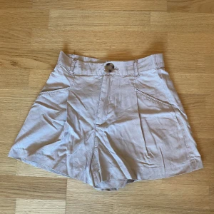 Shorts  - Beiga shorts från zara i storlek xs❣️