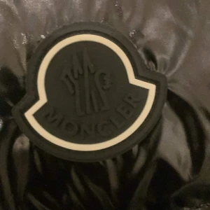 En moncler väst - Den har använts i 3 dagar och sedan dess har den legat i min garderob vi kan snacka om priset