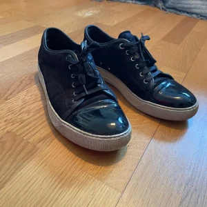 Lanvin skor storlek 43  - Lanvin skor använda men de har mycket kvar att ge! Storlek 43 om jag inte minns fel sitter som en 43,5 ungefär skulle jag säga men passar även en 43a som jag. 