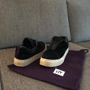 Eytys - Sköna eytys storlek 42 känns som 43, fraktas samma dag som köp. Påse finns dock kartong bort tappad. Pris diskuterbart. Frågor hör av dig. Mvh David Renvall