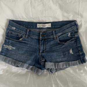 Snygga lågmidjade jeansshort från Abercrombie & Fitch. Stolek W27, sitter jättesnyggt!  Skriv för fler bilder!!!!