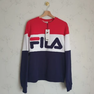 Fila sweatshirt - ❤️FÖRST TILL KVARN!❤️ Helt ny tröja från Fila, glömde att jag ägde den så säljer vidare till en mer älskande ägare🥹 Storlek M från manavdelningen så lite oversized, perfekt sporty streetwear if u ask me. Inbroderad logga på framsidan. 