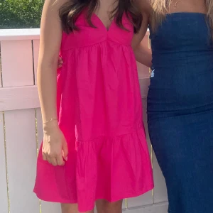 Rosa klänning - jättefin rosa klänninge, använd max 3 gånger och är som ny 💕💕