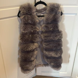 Pälsväst  - !!!TAR ENDAST SWISH!!!  Grå pälsväst från cherry koko❣️❣️ M/L men sitter som S/M