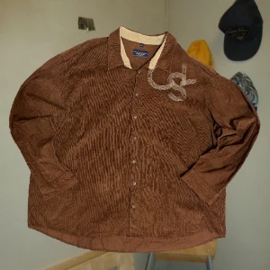Vintage Casual Clothes Company Manchester Shirt - 👤Check out 1998coffeeshop on Instagram 🌍📦Items shipped within 4 days ♻️This item is preloved - meaning it is fully sustainable, second hand may show minor signs of wear. Obvious ones will be stated 📸Any further questions do not hesitate to ask!