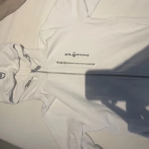 Sail racing - Någon som vill byta? Letar efter en vit (helst) i storlek M, min har Inga fläckar dock ett liten hål men det syns knappt, jag har använt den en gång och köpte den av en annan köpare för inte så länge sen, storleken är 170 men förra säljaren sa S.