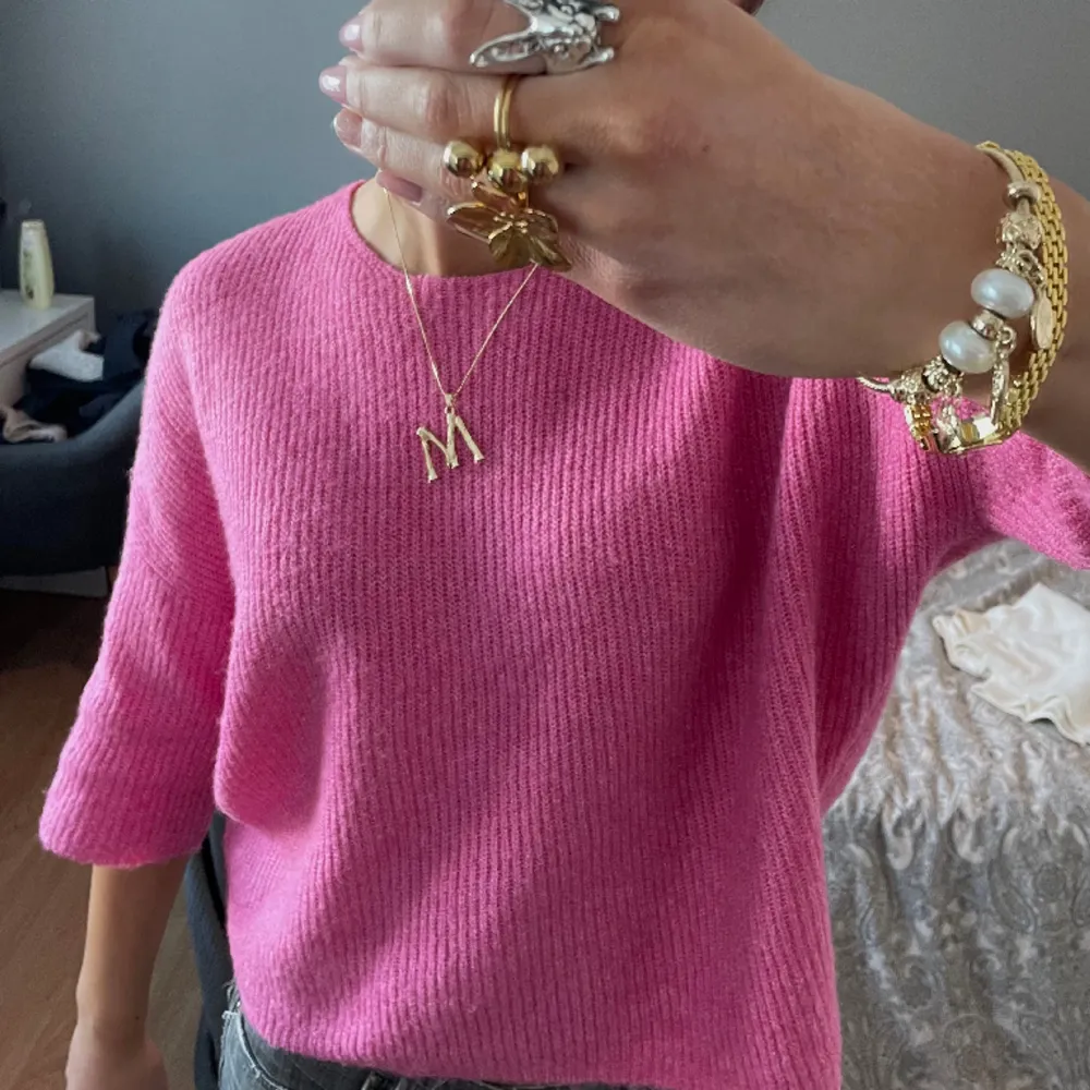 Säljer denna assöta rosa stickade tröja, då den tyvärr inte används längre💓 Strl XS/S, fint skick! Pris, 200 kr + frakt . Tröjor & Koftor.