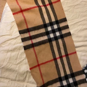 Burberry halsduk - Hej säljer nu min burberry halsduk som ändast är använd i cirka 2-3 veckor. Säljer den då jag inte längre har användning för den